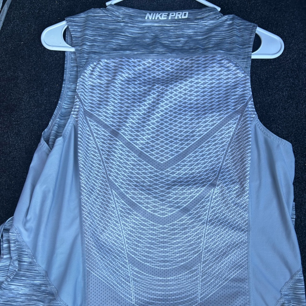 Nike Pro Gray Sleeveless Athletic Top (Men’s M) - Picture 2 of 3